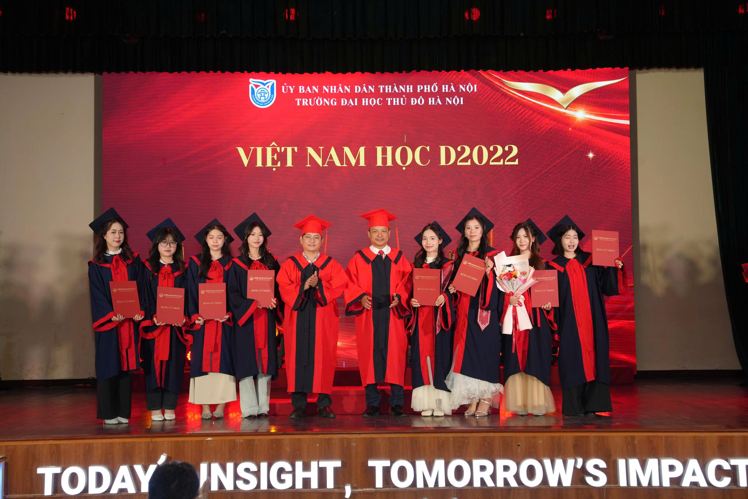 LỄ BẾ GIẢNG VÀ TRAO BẰNG TỐT NGHIỆP CHO SINH VIÊN NGÀNH VIỆT NAM HỌC KHÓA D2022