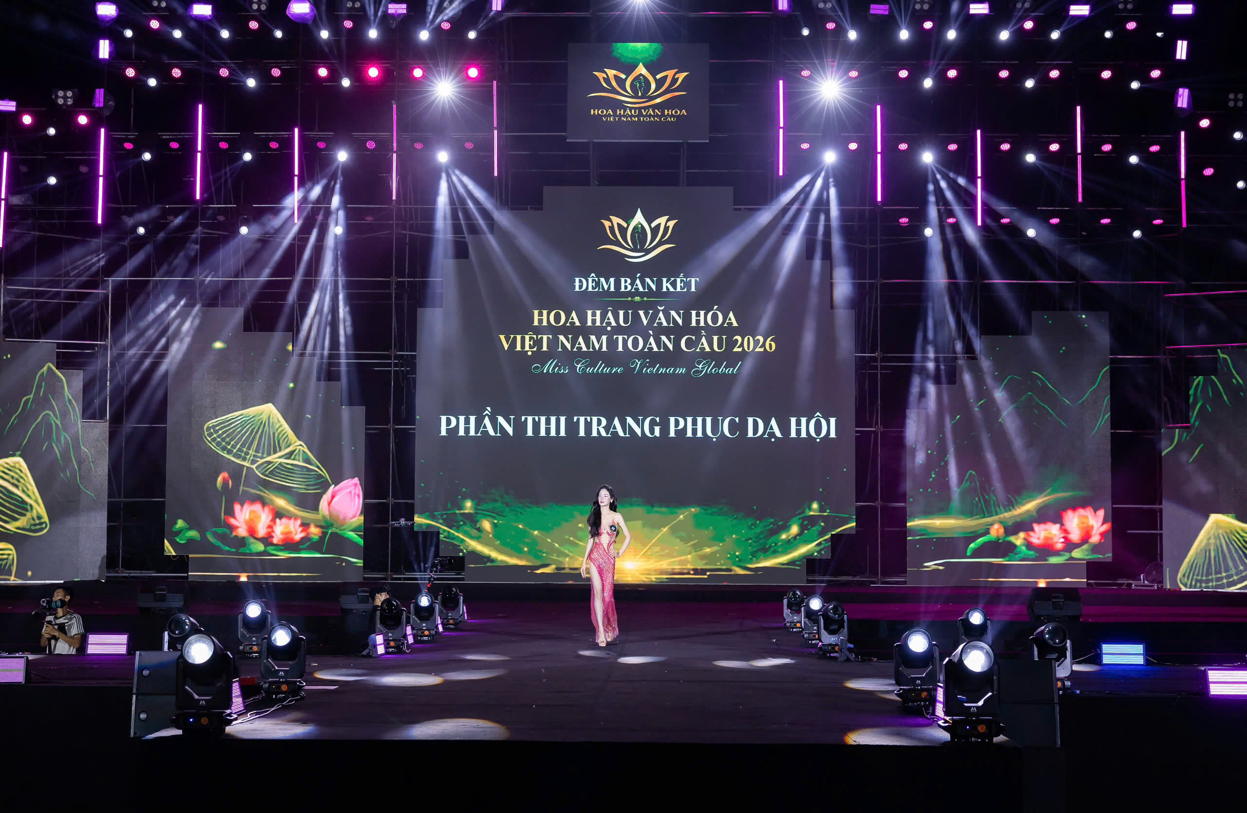 TỪ GIẢNG ĐƯỜNG VIỆT NAM HỌC ĐẾN SÂN KHẤU LAN TỎA BẢN SẮC VIỆT
