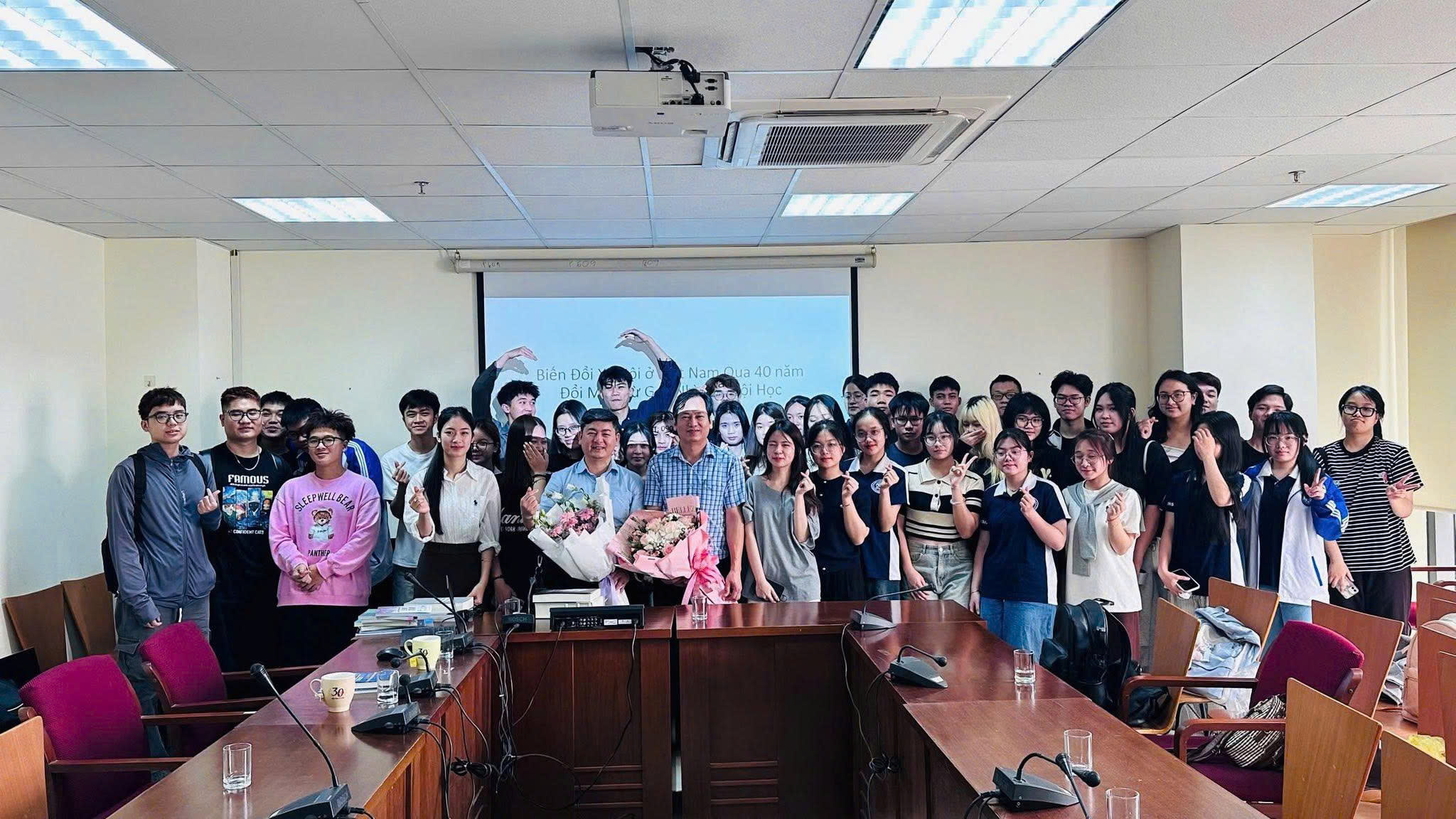TỪ GIẢNG ĐƯỜNG ĐẾN THỰC TIỄN