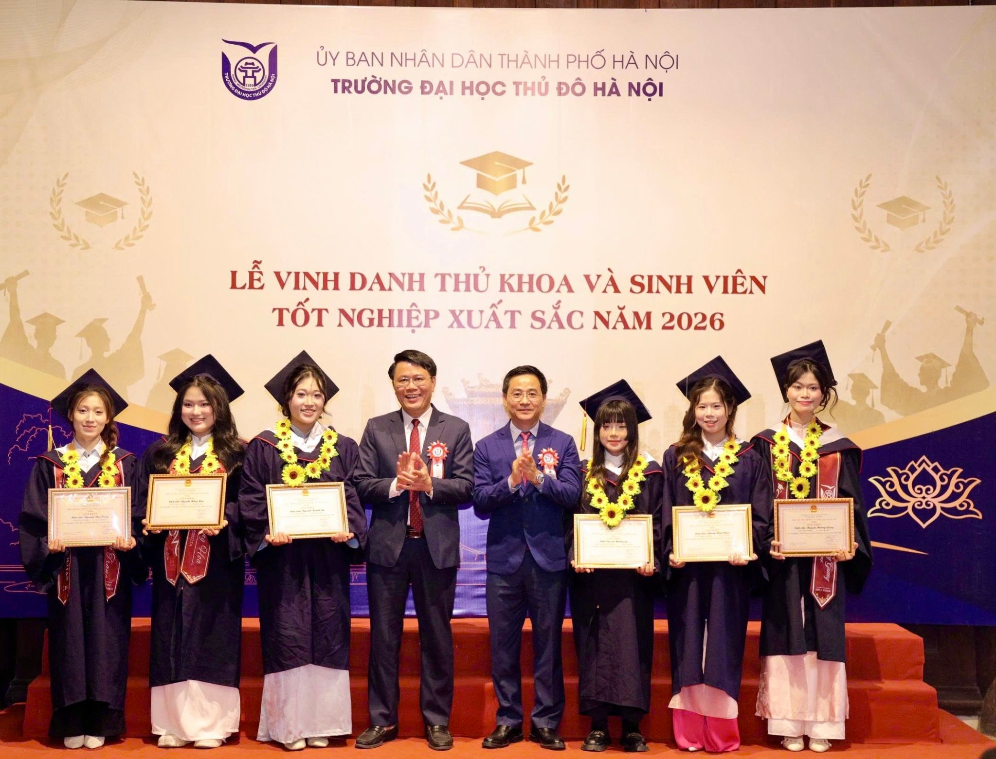 Ngày 1-7, tại Khu di tích Quốc gia đặc biệt Văn Miếu - Quốc Tử Giám, Trường Đại học Thủ đô Hà Nội tổ chức Lễ vinh danh sinh viên tốt nghiệp thủ khoa và xuất sắc niên khóa 2022-2026.